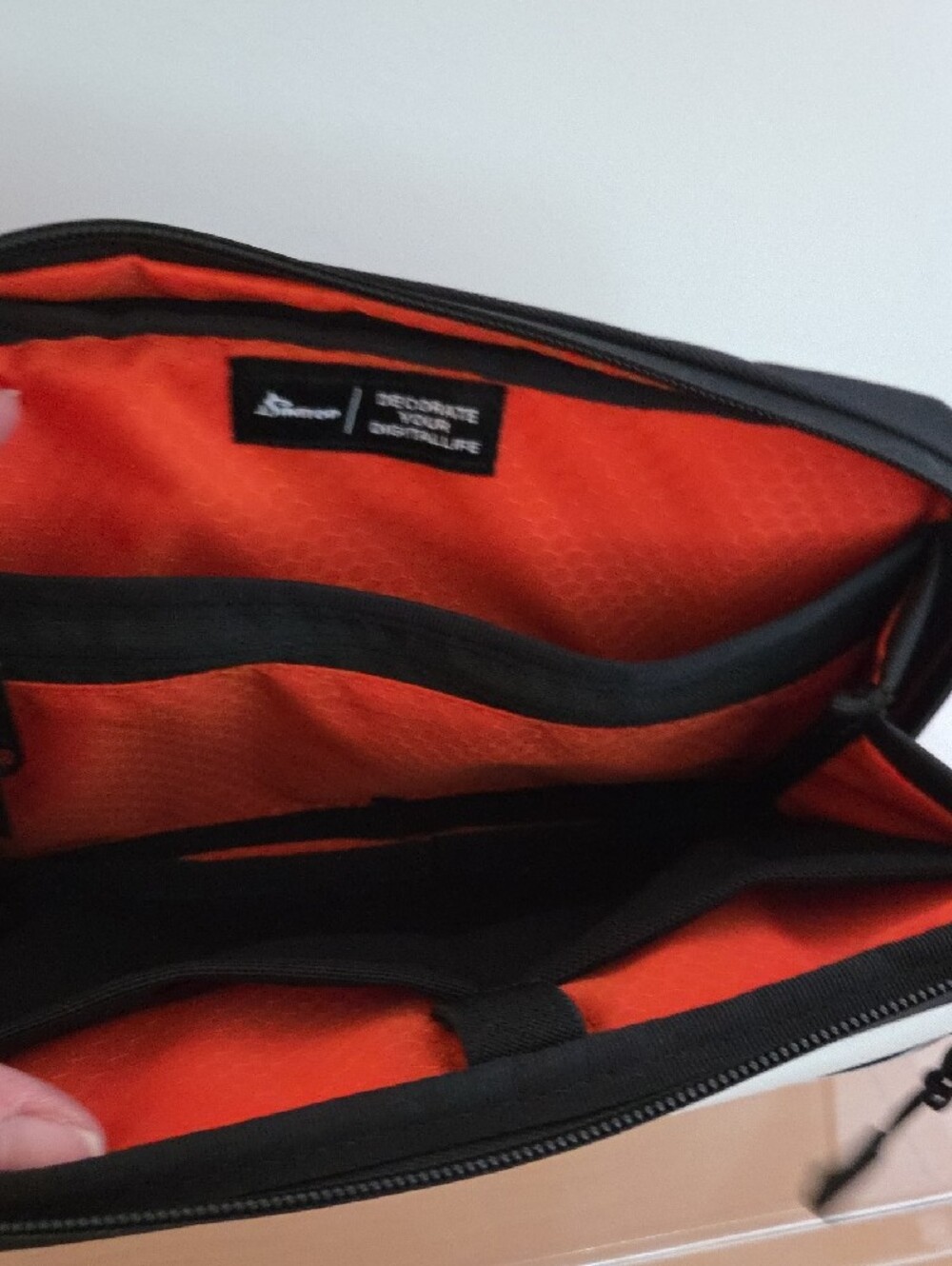 SIMTOP Unisex White Crossbody tech Bag with Black Trim...NWT - Picture 4 of 6